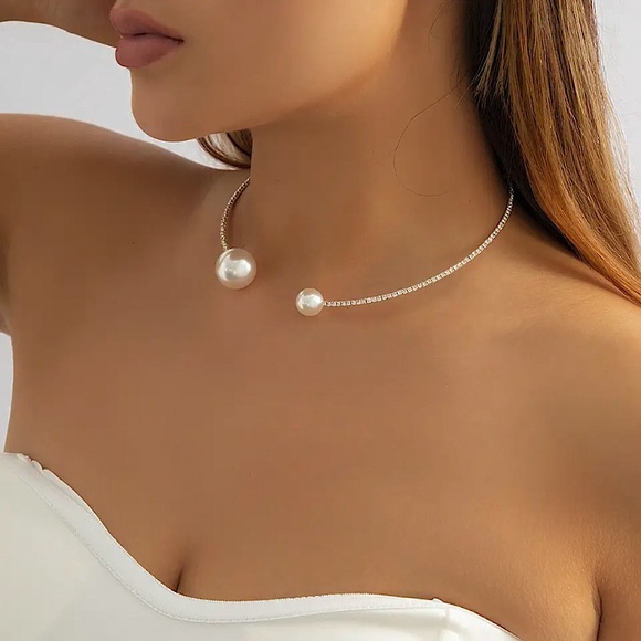 ⚜️[𝟯/$𝟮𝟴]⚜️NEW Pearl Rhinestone Rigid Choker Necklace - Picture 7 of 10
